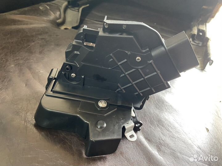 Замок двери передней правый Форд Фокус 2 дорестайл