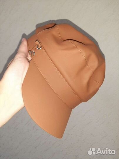 Кепка из экокожи новая