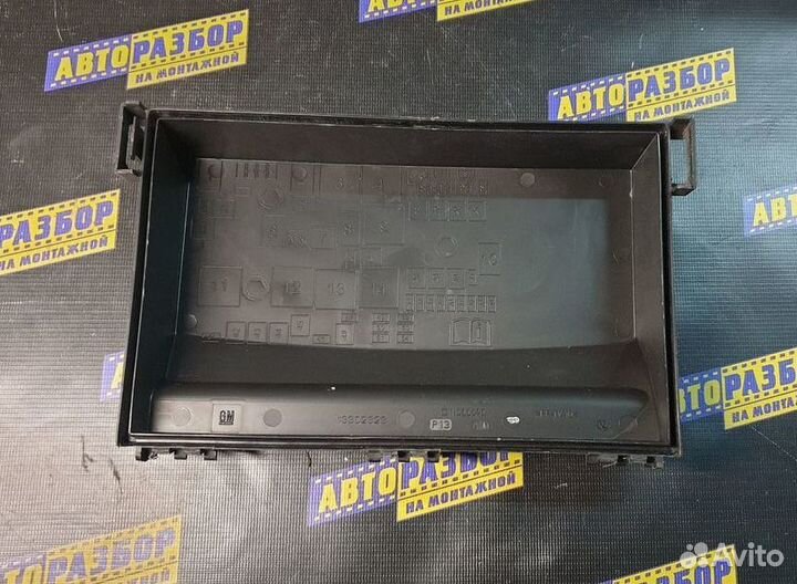 Крышка блока предохранителей Опель Астра J