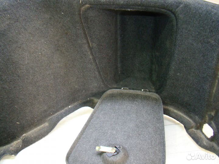 Обшивка багажника правая Lexus rх 300