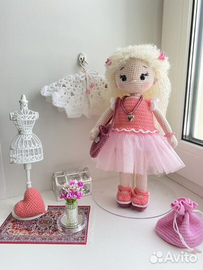 Вязаная кукла ручной работы