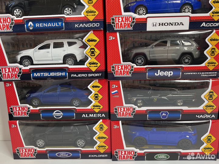 Модель машинки металлическая 1:43 в коробке