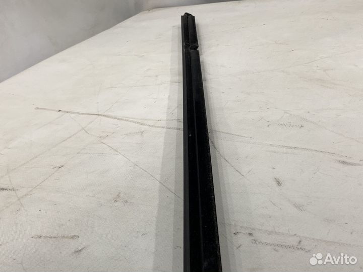 Нижний молдинг двери передней правой KIA K5 DL3