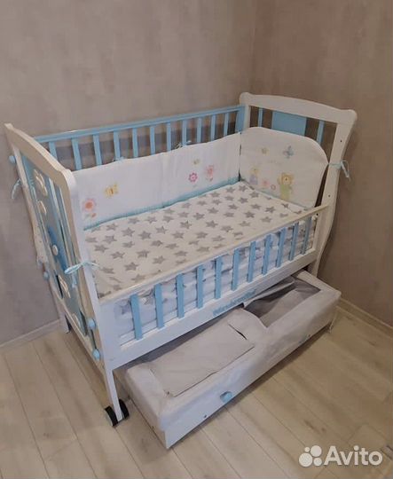 Детская кроватка с маятником и ящиком