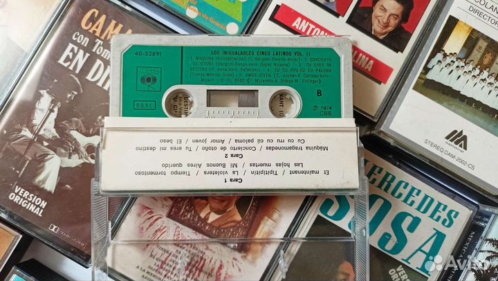 Коллекция аудиокассет с испанской музыкой