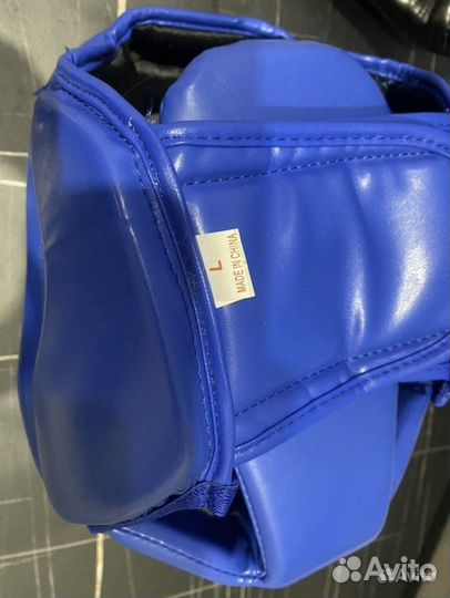 Боксерский шлем и перчатки