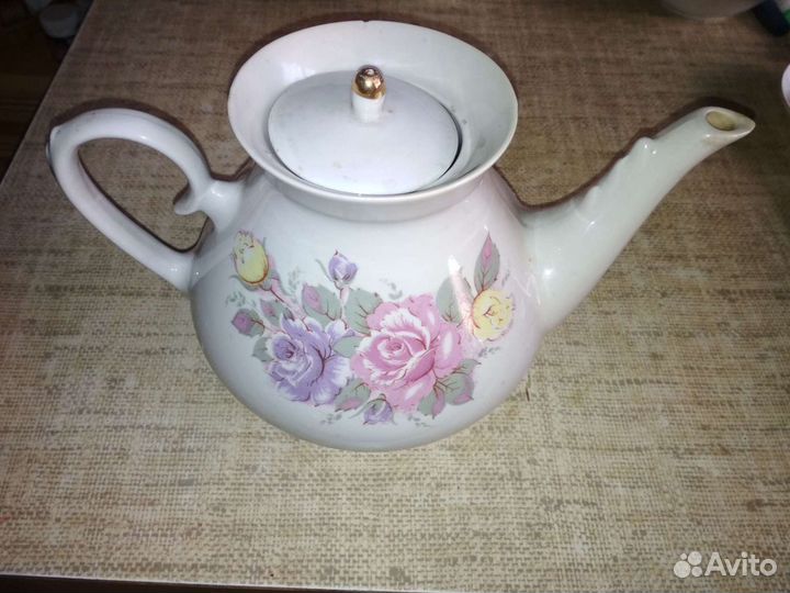 Чайники и чашки фарфоровые