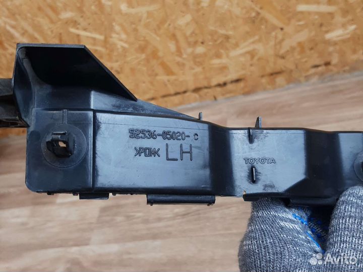 Крепление переднего бампера левое Toyota Avensis 2