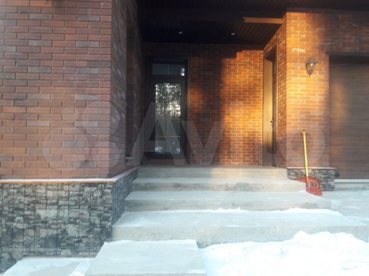 Коттедж 195 м² на участке 11 сот.