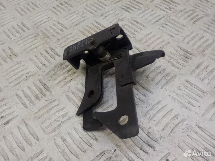 Крючок капота Mercedes-Benz C W204