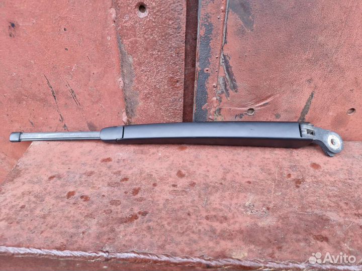 Поводок заднего дворника Пассат Б-6