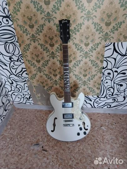 Полуакустическая электрогитара