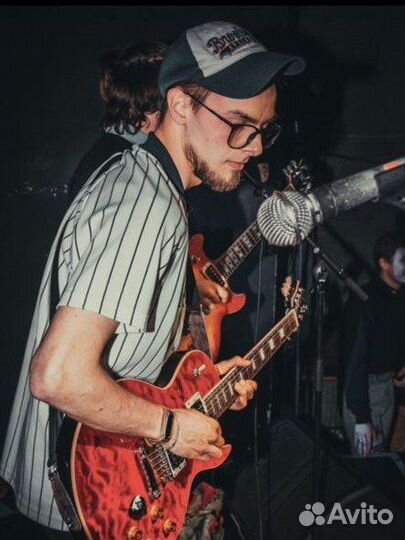 Учитель игры на гитаре