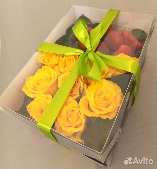 Подарочный набор из сухофруктов и цветов