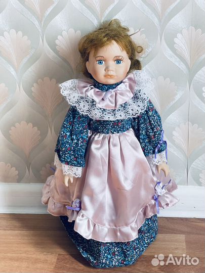 Кукла фарфоровая