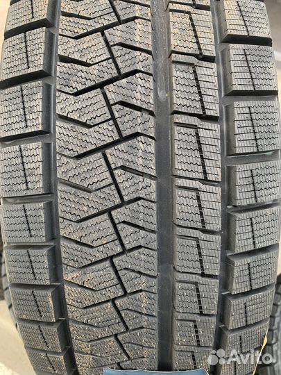 Pirelli Formula Ice FR 215/55 R17 98T