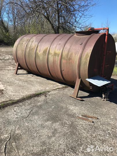 Ёмкость для воды 12 куб. и ёмкость для гсм