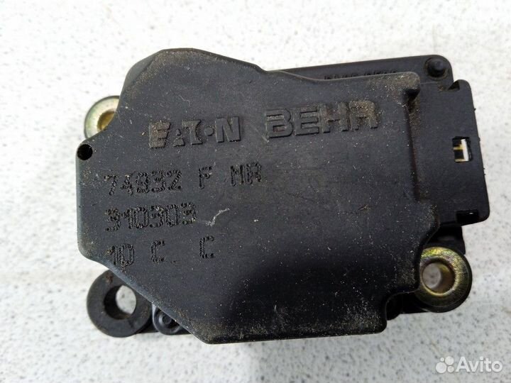 Моторчик заслонки печки 31101059