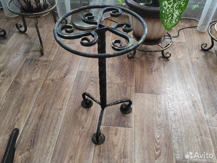 Подставка под цветы металлическая