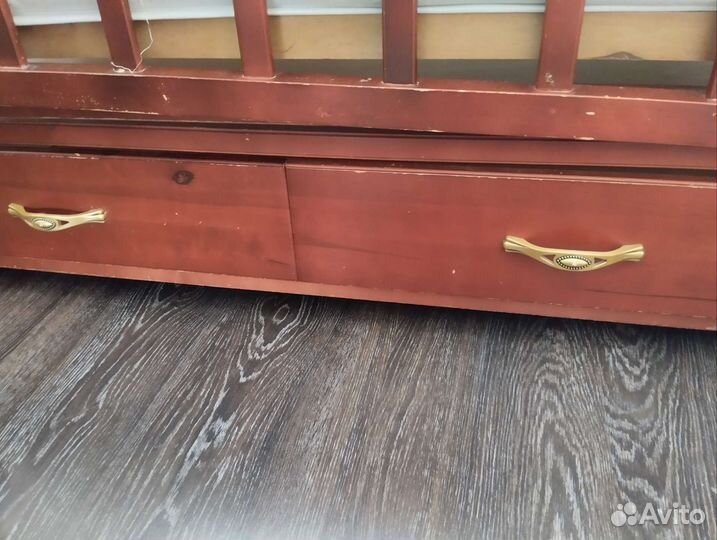 Детская кроватка с маятником