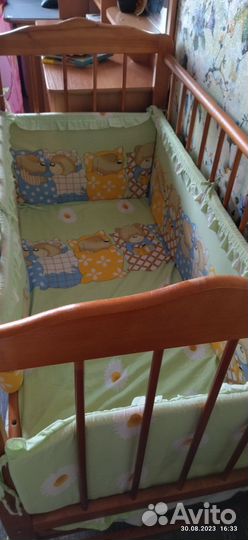 Детская кроватка с маятником