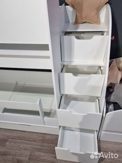 Двухярусная кровать