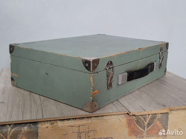 Крепкий ящик с ручкой замками и ножками