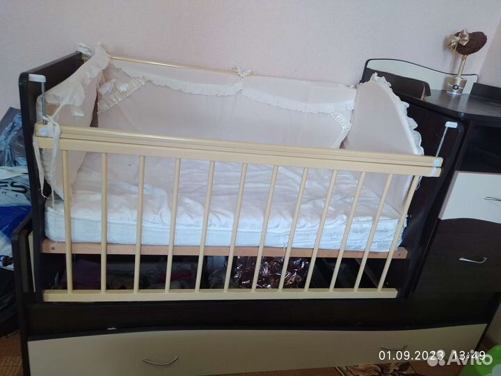 Детская кроватка с маятником и ящиком