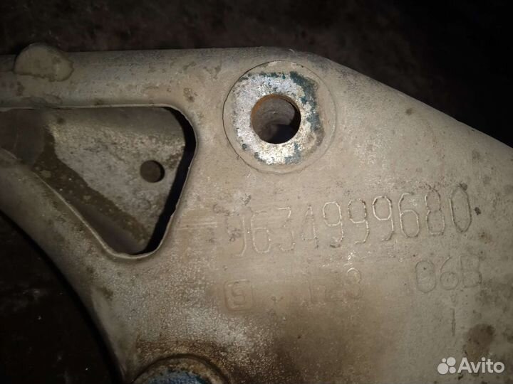 Кронштейн двигателя правый Peugeot 206 Пежо 206