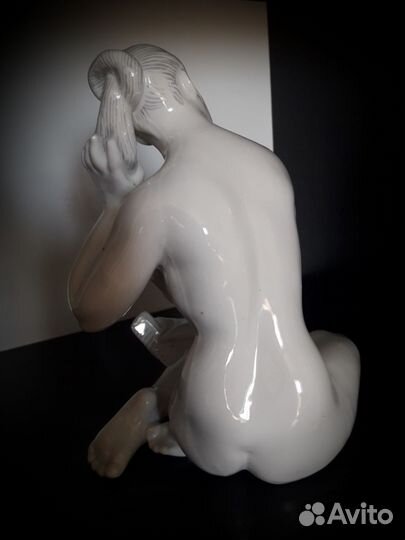 Фарфоровая статуэтка СССР девушка с гребнем