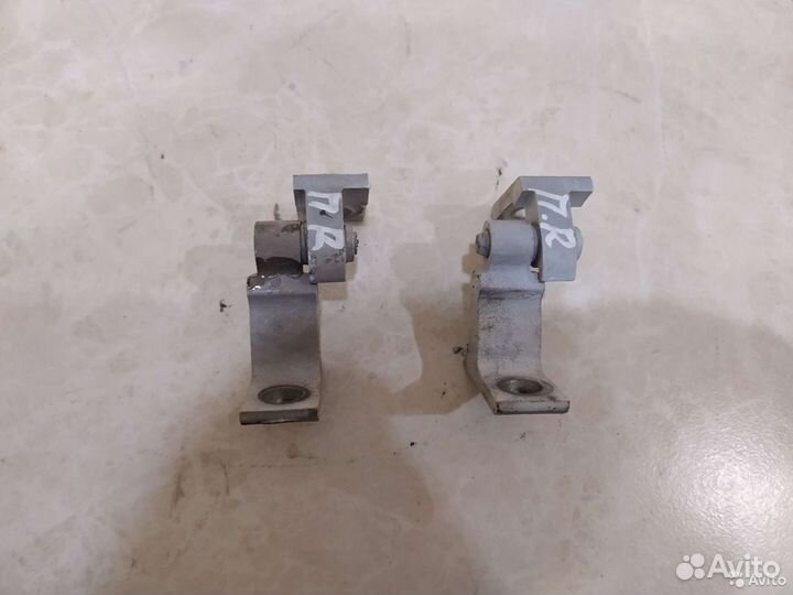 Петля двери передняя правая Skoda Rapid