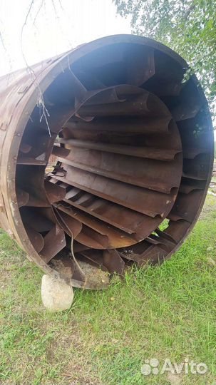 Две бочки металлических