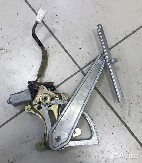 Стеклоподъемник задней двери Lexus LS430 Celsior U