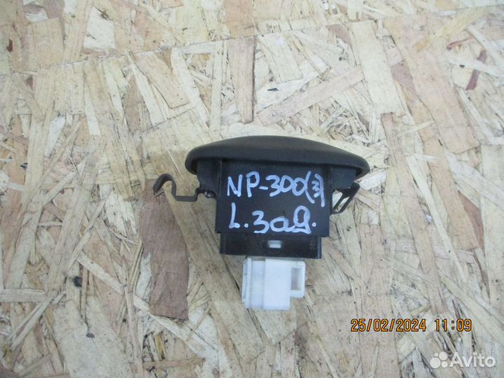 Кнопка стеклоподъемника задняя левая Ниссан NP300