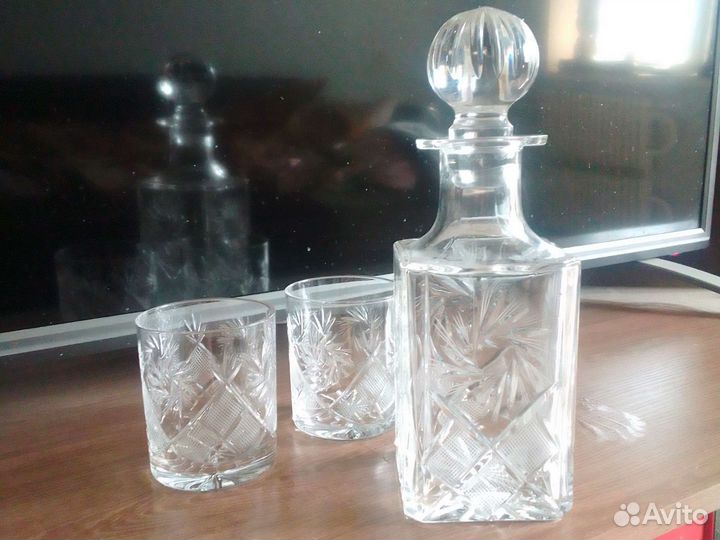 Хрустальный графин и стаканы