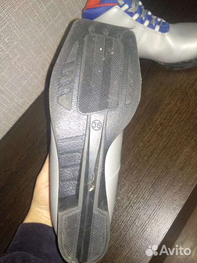 Лыжные ботинки и лыжи