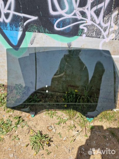 Стекло зад. приус альфа