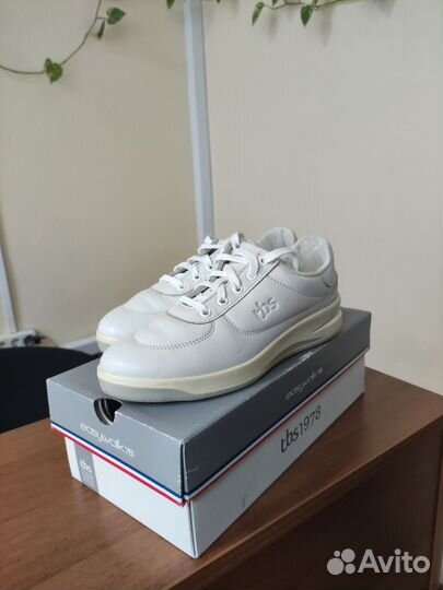 Кроссовки женские 40 р