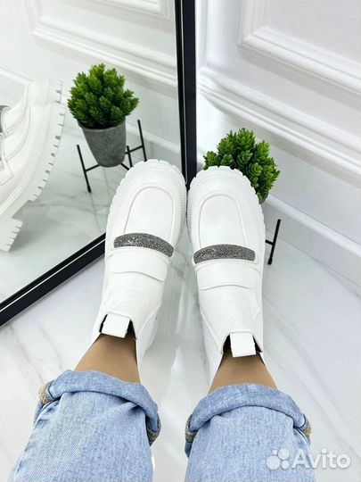 Новые женские осенние белые ботинки челси