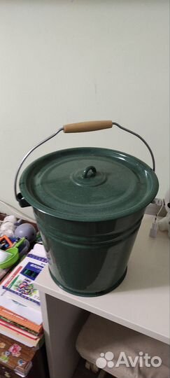 Эмалированное ведро с крышкой