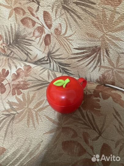 Пластмасовая кружка с крышкой в виде яблоко