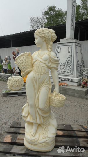 Фигура садовая Маргарита из бетона