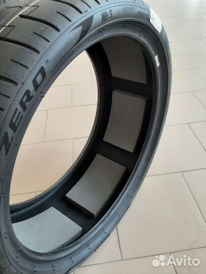 Pirelli P Zero PZ4 255/35 R21 и 285/30 R21 98Y