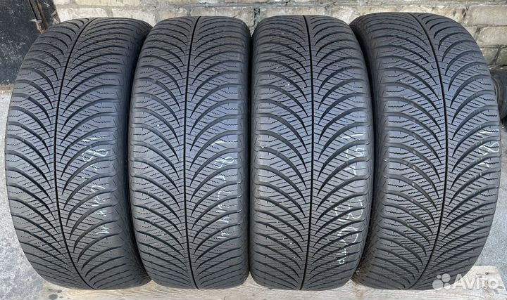 Goodyear Vector 4Seasons Gen-2 215/55 R17