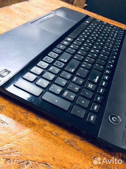 Ноутбук Samsung / Core i3 / NVidia