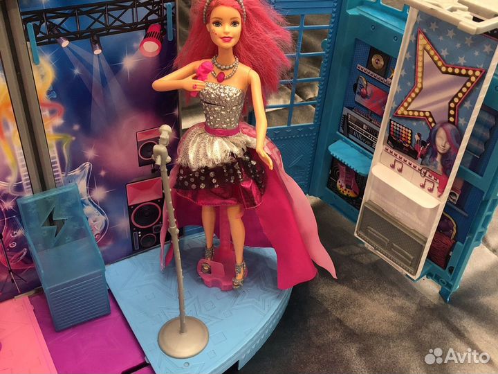 Сцена для Барби вместе с куклой