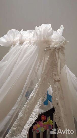 Балдахинбалдахин с широким кружевом и бантом