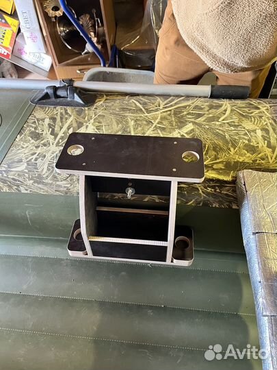 Подставка стойка для эхолота с отсеками для удочек