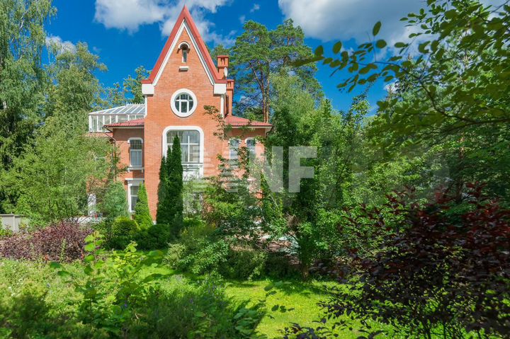 Дом 742,6 м² на участке 32,2 сот.