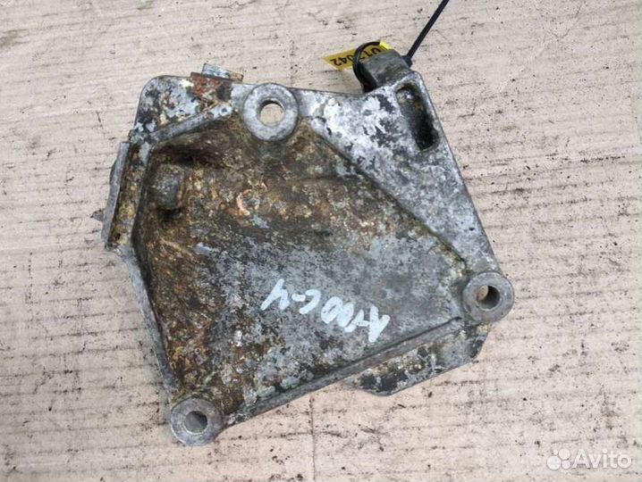 Кронштейн кпп Audi A6 C4 (S6,RS6) 4A0713125